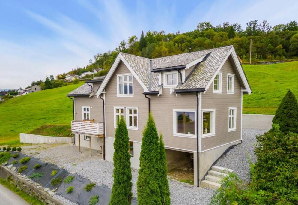 Holiday home Hardangerfjord View - Luxury Fjord-side Oystese