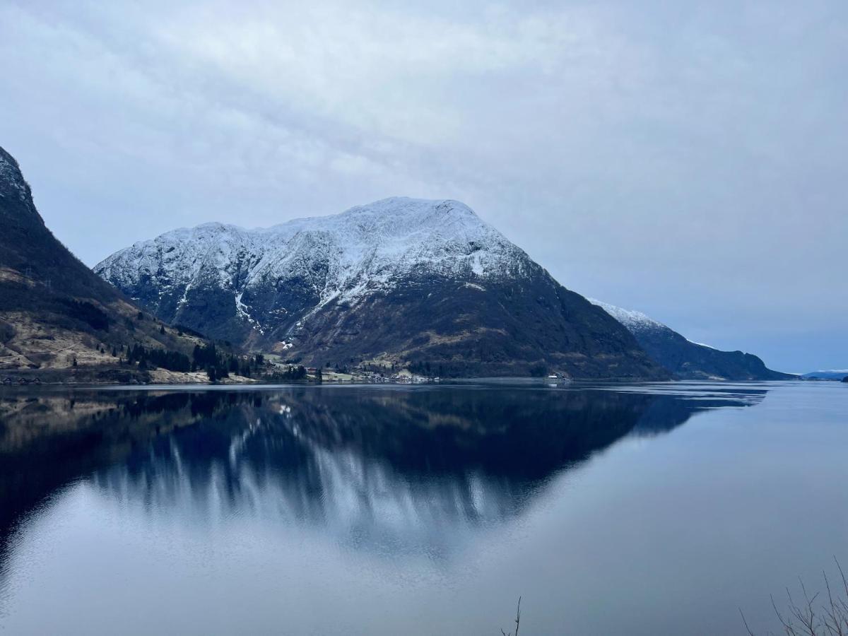 Hardangerfjord View - Luxury Fjord-side Holiday home Oystese