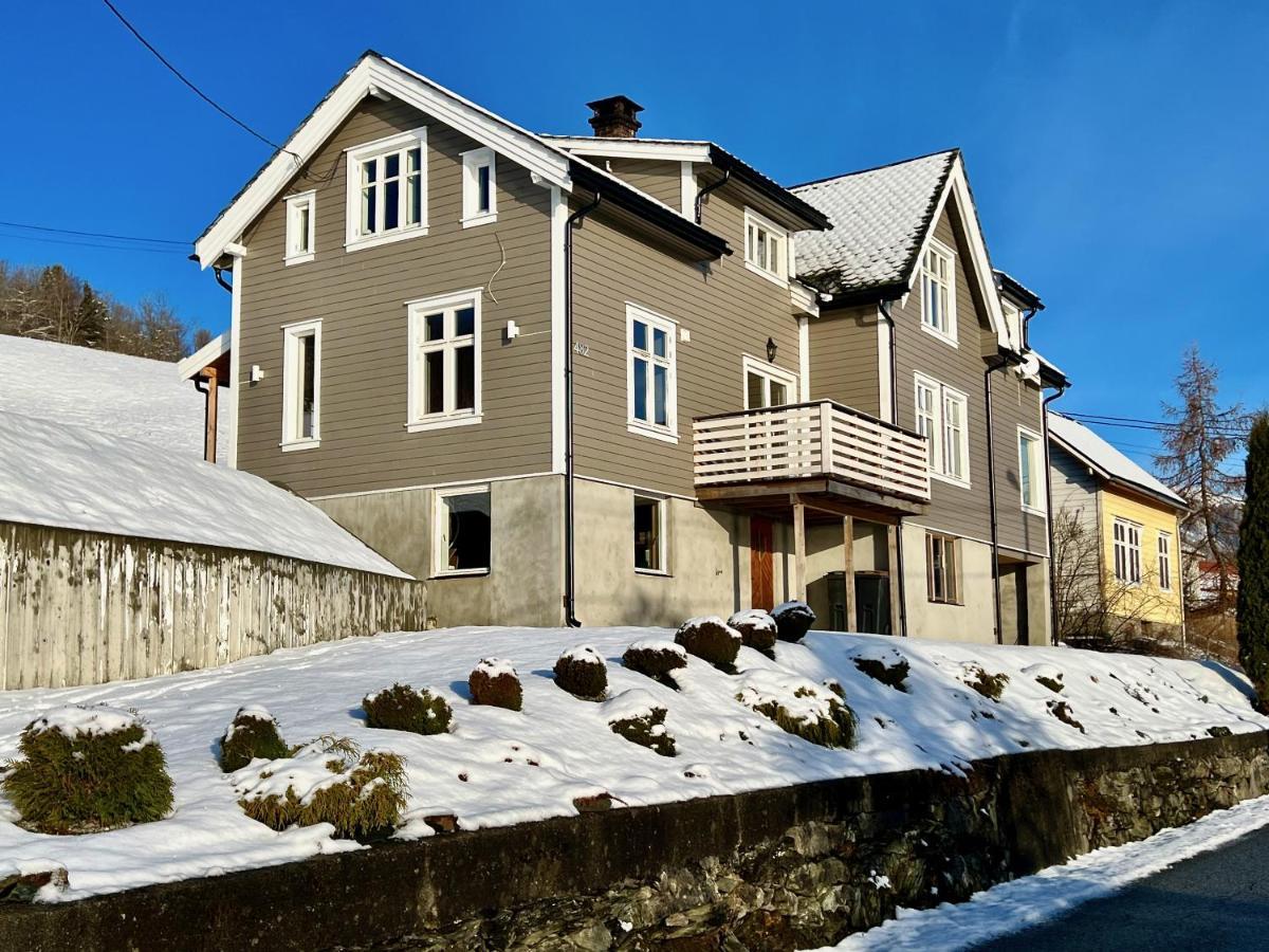 Hardangerfjord View - Luxury Fjord-side Holiday home *