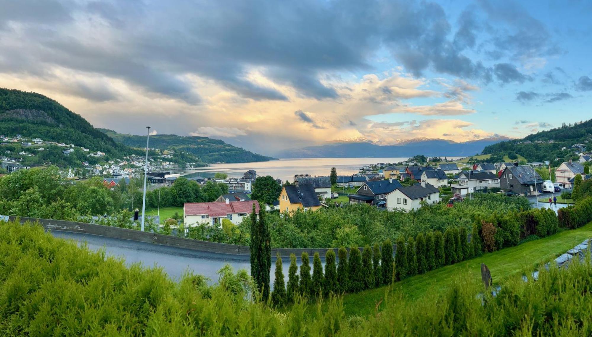 Hardangerfjord View - Luxury Fjord-side Holiday home Oystese